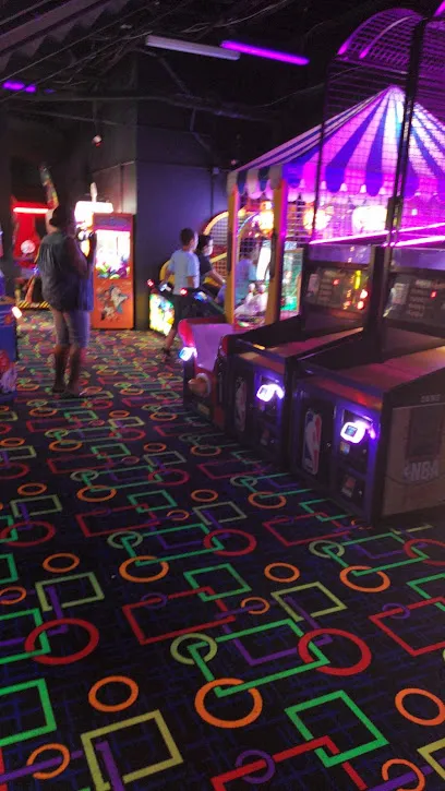 GLO Mini Golf |Arcade | Virtual Reality | Ice Cream Bar mini golf course in Riverside, California