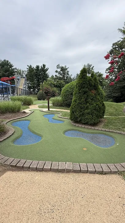 Mini-golf mini golf course in Seven Corners, Virginia